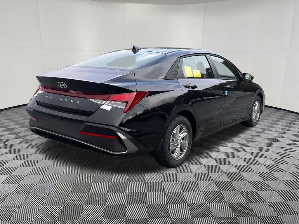 Certified 2026 Hyundai Elantra SE FWD image 6