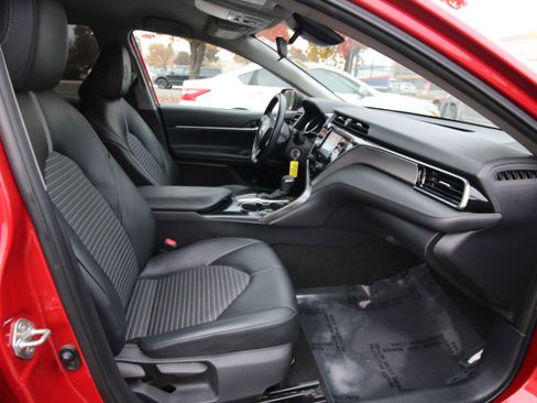 Used 2020 Toyota Camry SE image 30