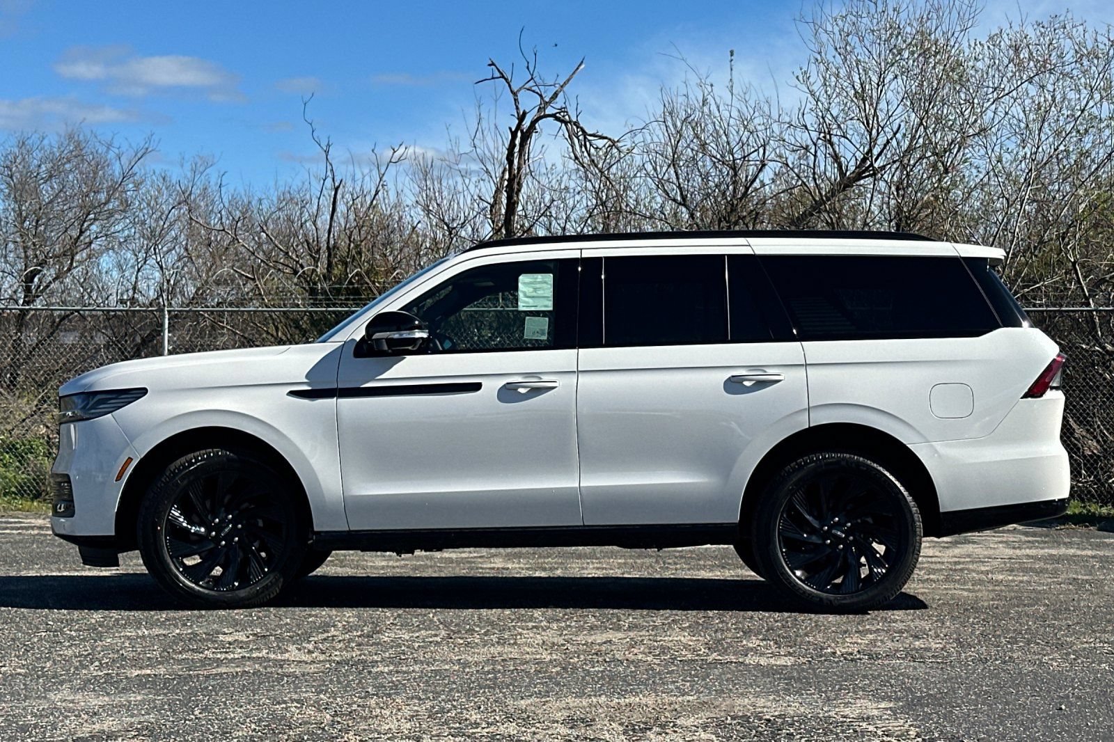 New 2026 Lincoln Navigator Reserve w/ Jet Appearance Package AWD/4WD image 6