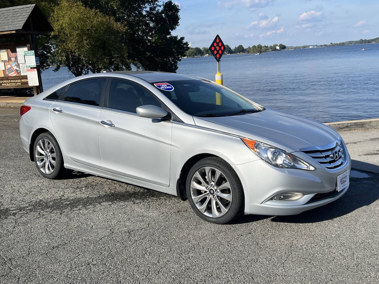 Used 2011 Hyundai Sonata SE FWD image 1