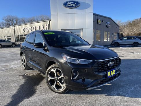 Used 2023 Ford Escape ST-Line Elite w/ Premium Technology Package AWD/4WD image 3