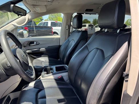 Used 2023 Chrysler Pacifica Touring-L FWD image 10