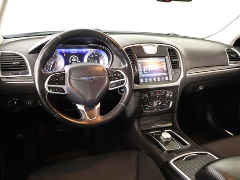 Used 2019 Chrysler 300 Touring w/ Chrome Appearance Package RWD image 2