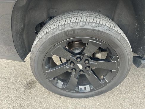 Used 2018 Cadillac Escalade Premium Luxury RWD image 29