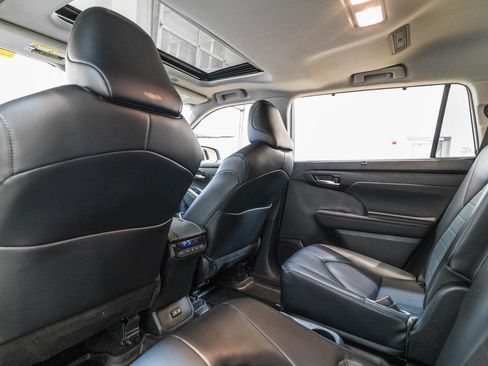 Used 2023 Toyota Highlander XLE FWD image 13