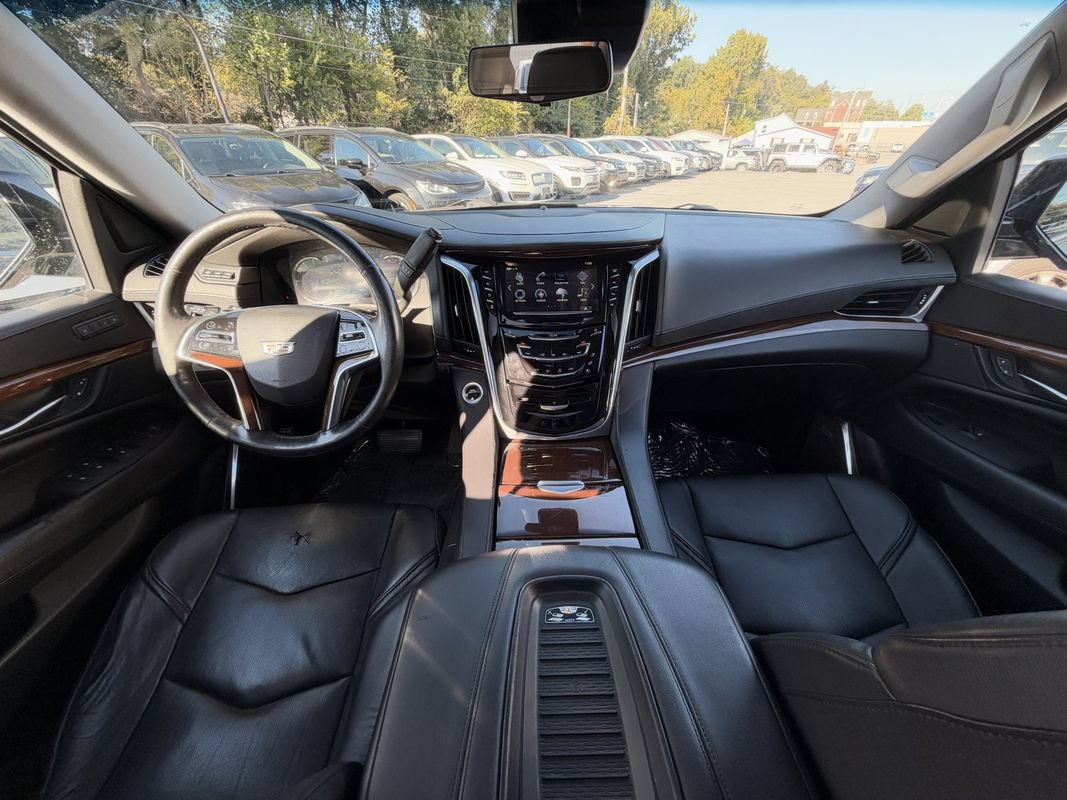 Used 2019 Cadillac Escalade Luxury AWD/4WD image 21