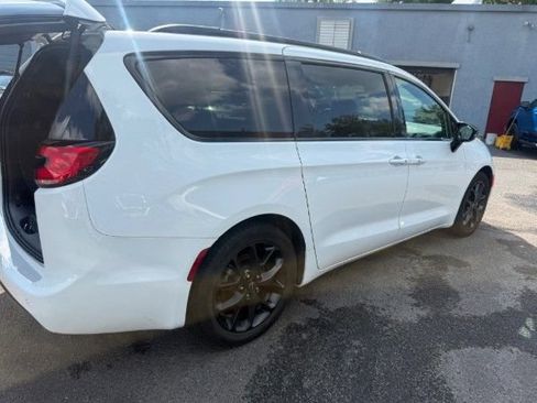 Used 2025 Chrysler Pacifica Limited FWD image 11