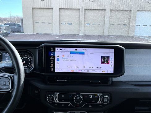 Used 2025 Jeep Gladiator Sport image 14