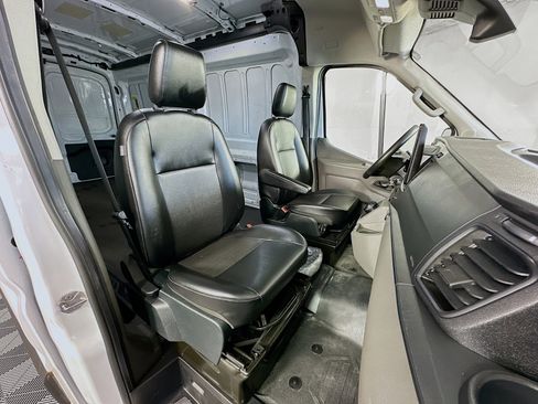 Used 2023 Ford E-Transit Medium Roof image 26