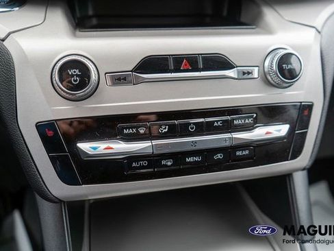 Used 2023 Ford Explorer XLT AWD/4WD image 26
