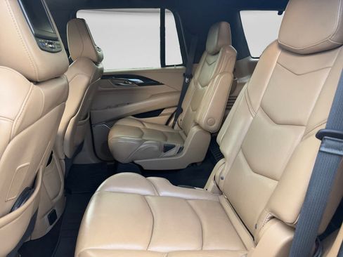 Used 2018 Cadillac Escalade Platinum RWD image 13