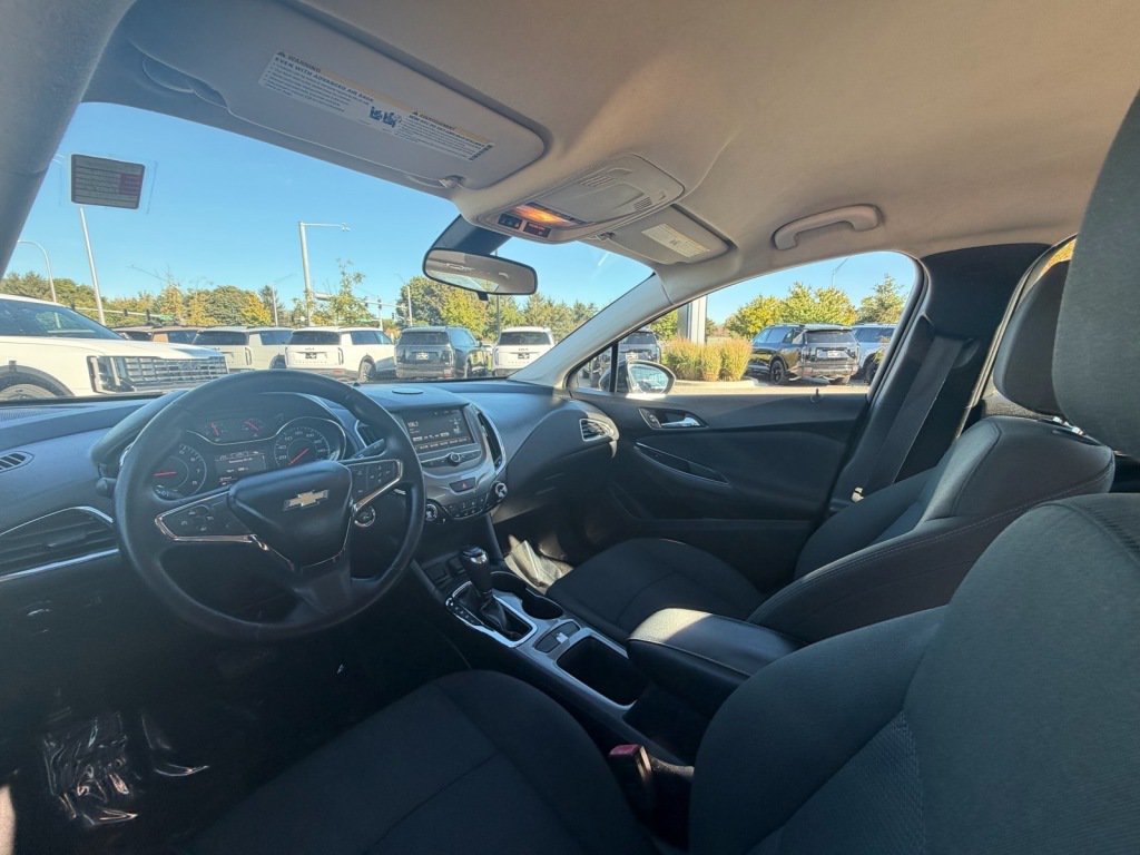 Used 2017 Chevrolet Cruze LT w/ Convenience Package FWD image 8