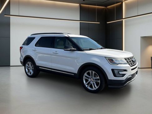 Used 2016 Ford Explorer XLT w/ Equipment Group 202A FWD image 8