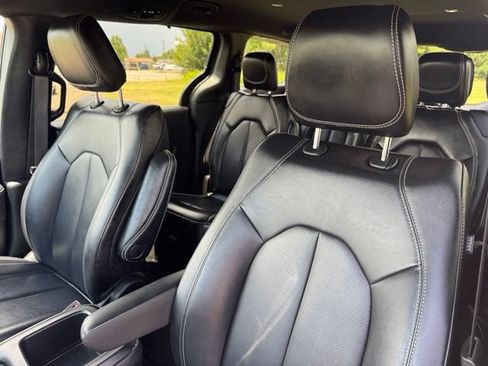 Used 2025 Chrysler Pacifica Select FWD image 11