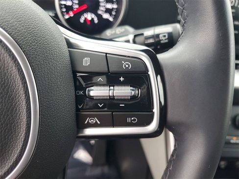 Used 2023 Kia Carnival LX image 12