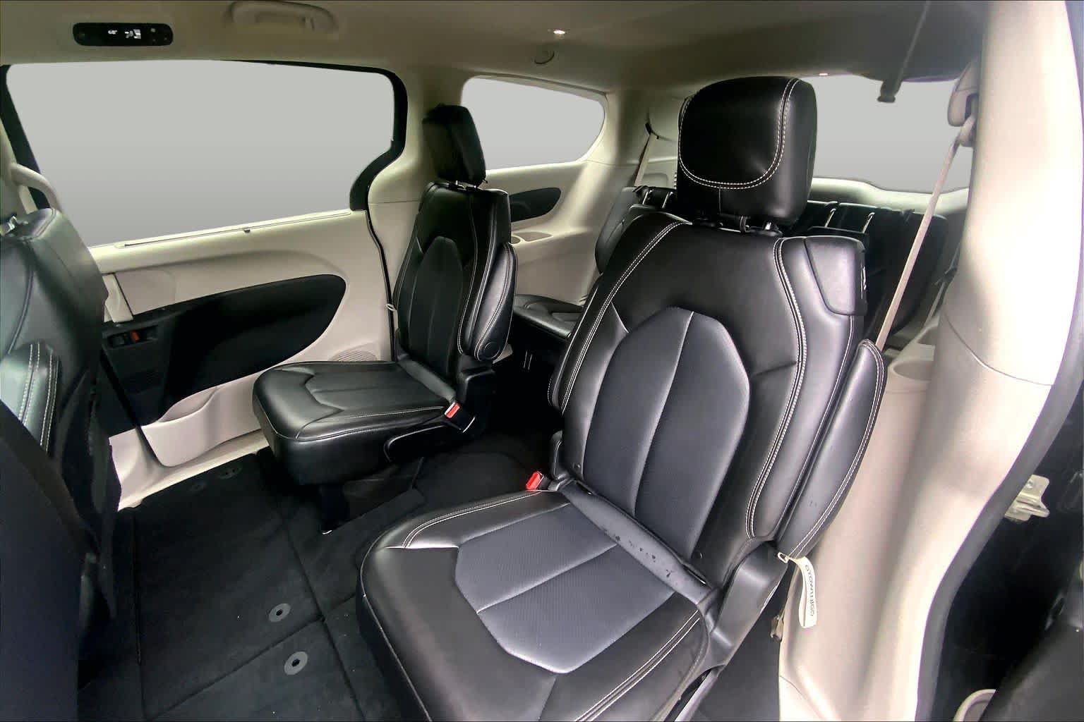 Used 2024 Chrysler Pacifica Touring-L FWD image 18
