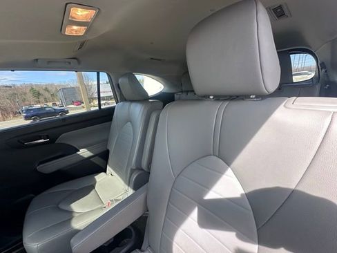 Used 2023 Toyota Highlander XLE image 11