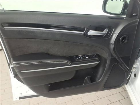 Used 2023 Chrysler 300 C image 9