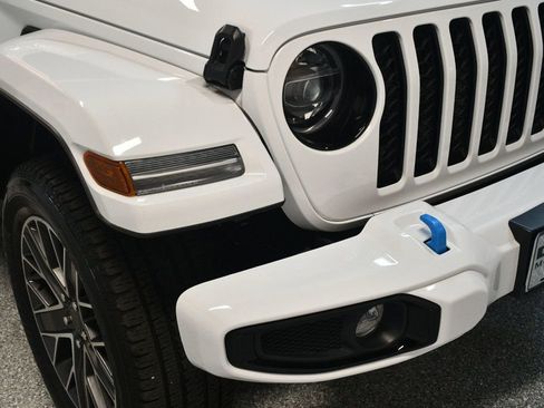 Used 2022 Jeep Wrangler Unlimited Sahara image 9