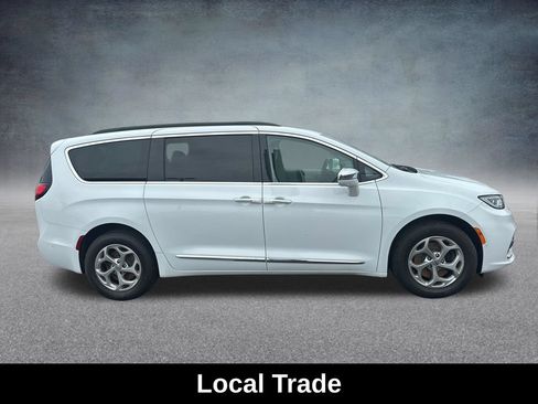 Used 2022 Chrysler Pacifica Limited AWD/4WD image 7