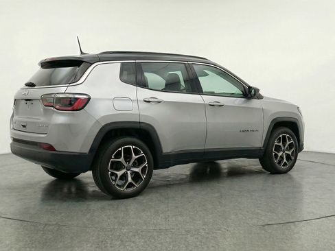 Used 2025 Jeep Compass Limited image 9