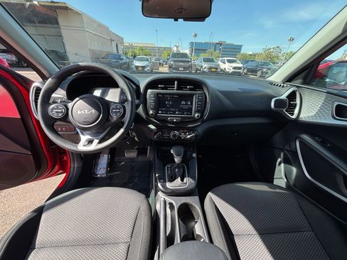 Used 2025 Kia Soul LX w/ LX Technology Package FWD image 31