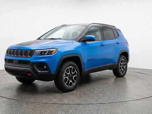 Used 2025 Jeep Compass Trailhawk image 3