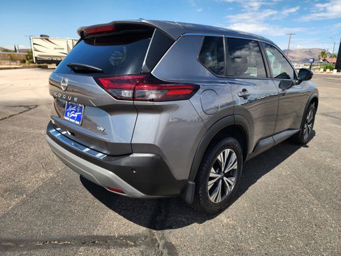 Used 2022 Nissan Rogue SV image 5