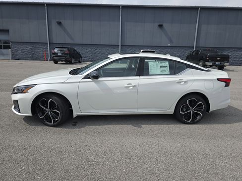 New 2025 Nissan Altima 2.5 SR w/ SR Premium Package image 17