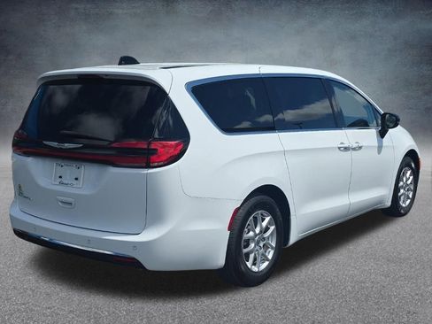 Used 2024 Chrysler Pacifica Touring-L FWD image 7