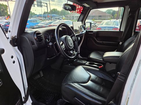Used 2015 Jeep Wrangler Unlimited Sahara AWD/4WD image 4