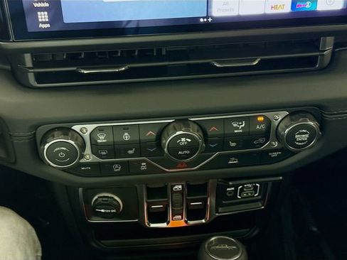 New 2025 Jeep Gladiator Sport image 15