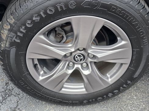 Used 2022 Toyota RAV4 XLE AWD/4WD image 9