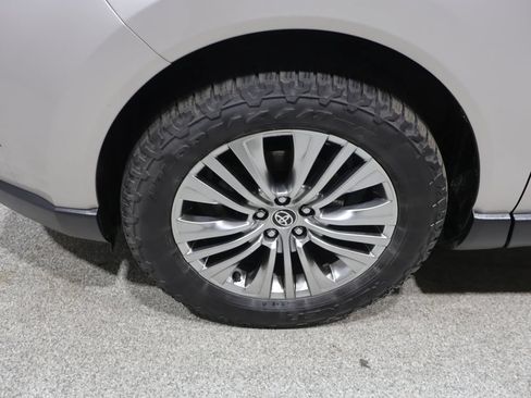 Used 2021 Toyota Venza XLE w/ Softex Package AWD/4WD image 10