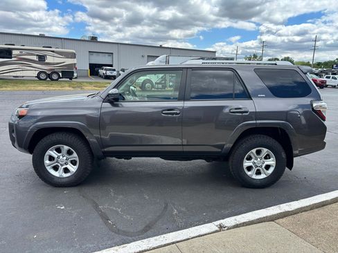 Used 2018 Toyota 4Runner SR5 AWD/4WD image 6