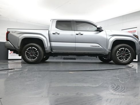 Used 2025 Toyota Tacoma TRD Sport AWD/4WD image 24