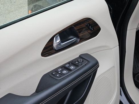 Used 2024 Chrysler Pacifica Limited image 12