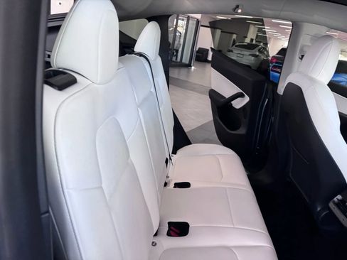 Used 2022 Tesla Model Y Long Range image 16