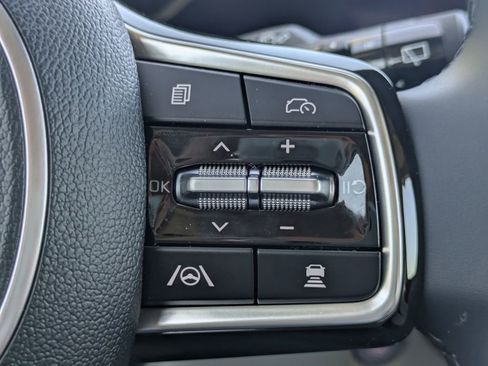 Used 2025 Kia Carnival SX w/ SX Dark Edition Package image 27