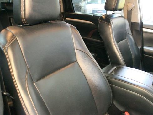 Used 2019 Toyota Highlander XLE AWD/4WD image 11