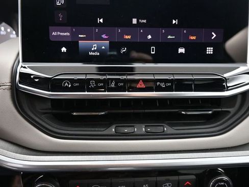 Used 2025 Jeep Compass Limited image 21