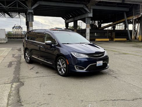 Used 2017 Chrysler Pacifica Limited w/ Tire & Wheel Group image 19