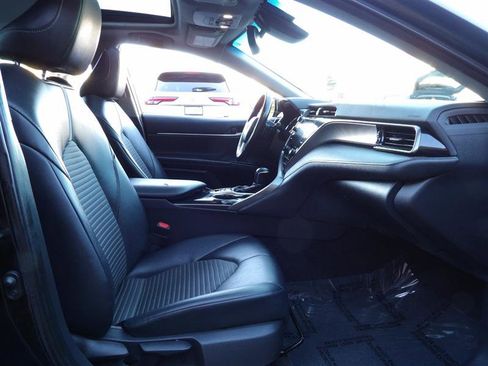 Used 2020 Toyota Camry SE w/ Sunroof Package image 17