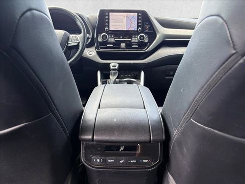 Used 2020 Toyota Highlander XLE AWD/4WD image 18