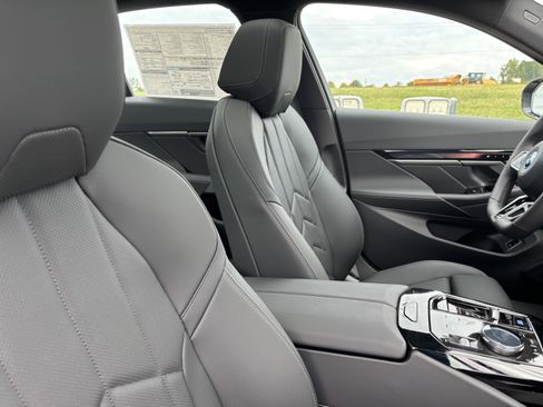 Used 2026 BMW i5 eDrive40 w/ M Sport Package image 21