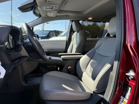 Used 2025 Toyota Sienna XLE image 12