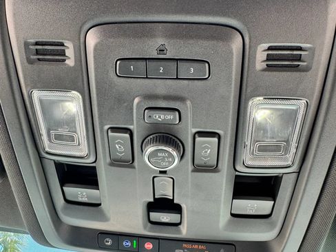 Used 2022 GMC Yukon SLT w/ SLT Premium Package AWD/4WD image 11