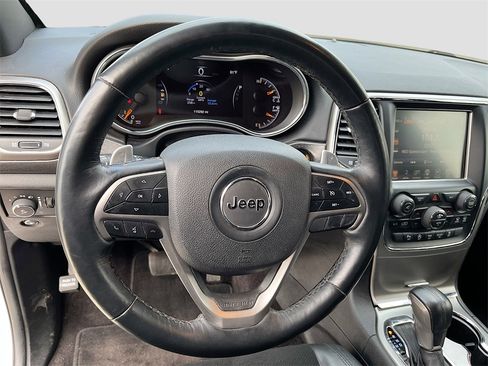 Used 2017 Jeep Grand Cherokee Altitude image 11