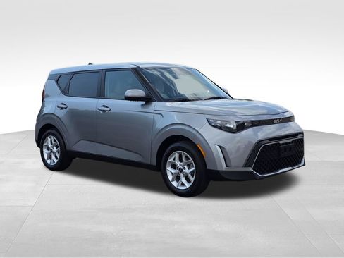 Used 2025 Kia Soul LX w/ LX Technology Package FWD image 4