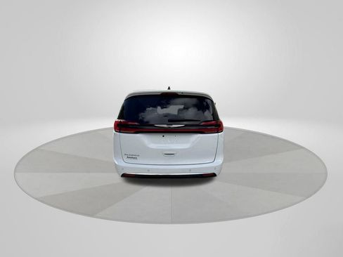 Used 2024 Chrysler Pacifica Touring-L image 6